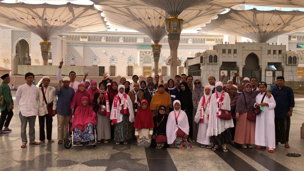 Dari pada umroh dan haji berkali-kali, mending uangnya buat sedekah?