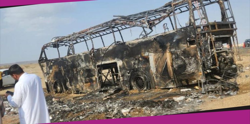 Kecelakaan bus yang membawa jemaah umrah asal Indonesia di Wadi Qudeid, Arab Saudi, menyebabkan enam WNI meninggal dunia. Bus diduga mengalami tabrakan sebelum terguling dan terbakar. Simak kronologi dan penyebabnya di sini.